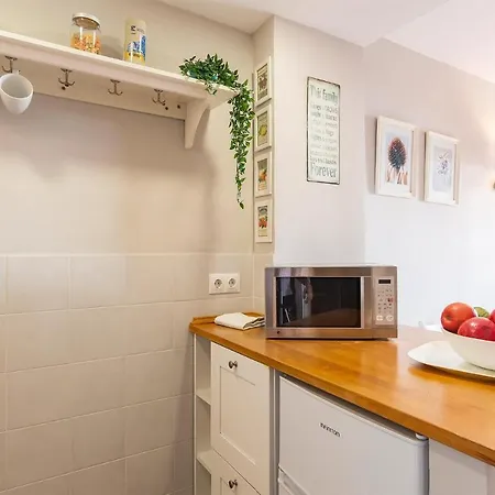 1 Bedroom Gorgeous In Apartment